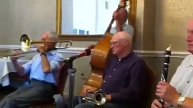 'Kneedrops' by the Thames Valley Jazz Quintet смотреть онлайн