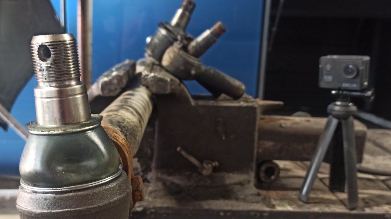 Меняю рулевые наконечники. Разбиты в хлам. Чуть не сожгли автобус. Камере опять досталось.... смотреть онлайн