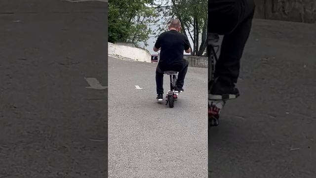 Под гору неедущий єлектро самокат Тесла і Маратон смотреть онлайн
