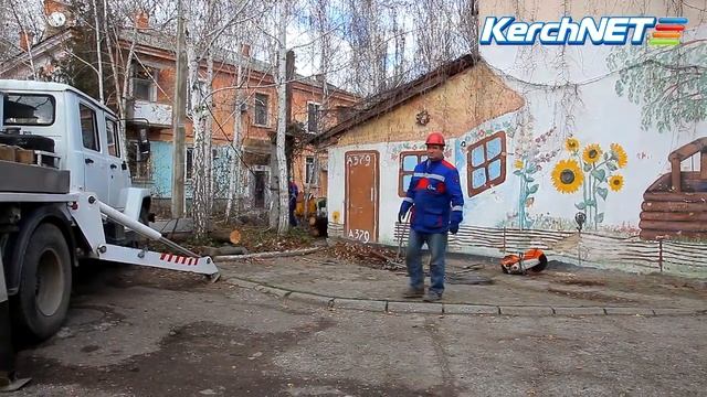 Керченский РЭС меняет опоры и линии электропередач 0,4 кВ по улицам Свердлова и Ушинского смотреть онлайн