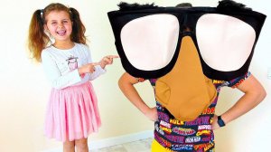 Милана играет с волшебными фотографиями