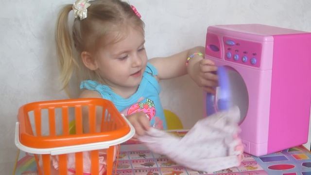 Играем в стирку с Полей.Развивающее видео для детей с игрушечной стиральной машинкой. смотреть онлайн