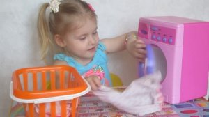 Играем в стирку с Полей.Развивающее  видео для детей с игрушечной стиральной машинкой.