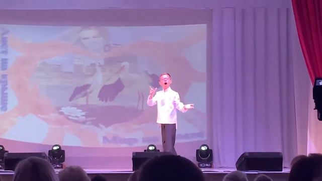 Лещенко Максим - Жестовая песня «Аист на крыше» смотреть онлайн