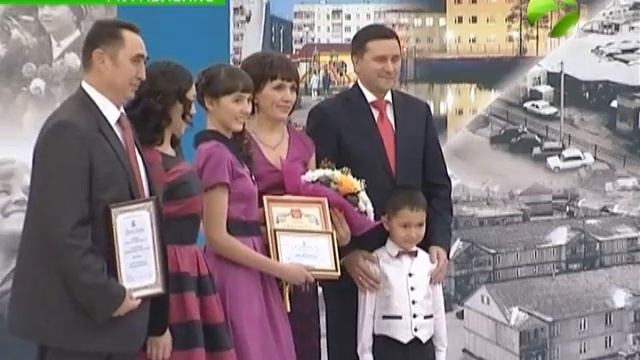 Селфи с губернатором. Сегодня в Муравленко чествовали лучшие семьи Ямала смотреть онлайн