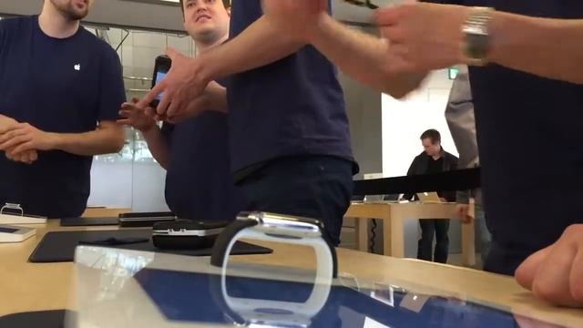 Первый взгляд на Apple Watch + примерка прямо в Apple Store! смотреть онлайн