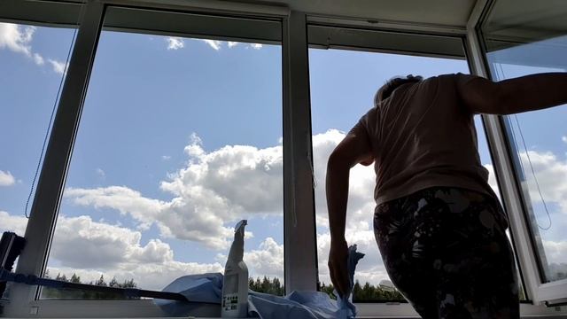 Мотивация на мытье окон/ Мою окна на балконе/ Показываю своих помощников при мытье окон смотреть онлайн