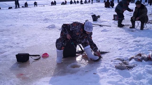 На рыбалке девченка всех сделала. смотреть онлайн