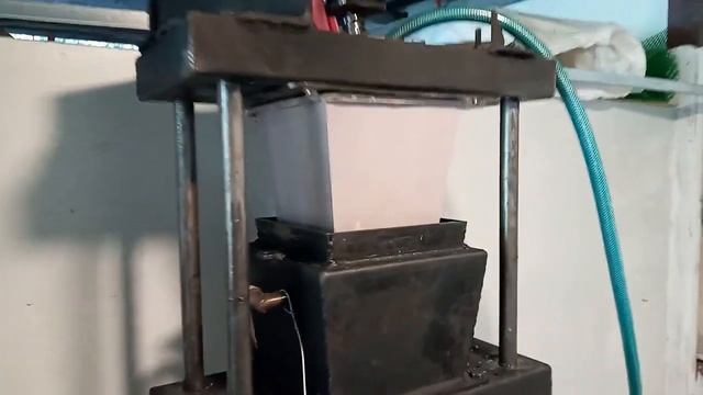 Transforming Plastic Waste into New Products: Our Small-Scale HDPE Plastic Molding Machine смотреть онлайн