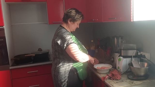 Мама готовит беляши с фаршем луком и перцем смотреть онлайн