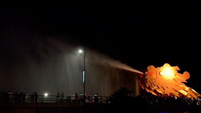 Вечернее шоу на мосту Дракона в Дананге. смотреть онлайн