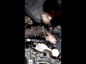 Снятие впускного коллектора Лада калина 16-клапанная