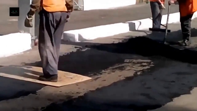 В Брянске укладывают асфальт ногами. смотреть онлайн