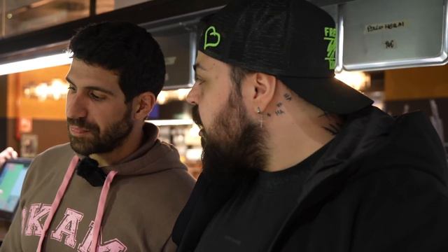 JOE BASTIANICH mi SFIDA a cucinare i suoi SMASH BURGERS ! смотреть онлайн