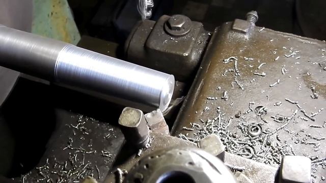 Конусная скалка(точение при помощи самодельной автоподачи малой продольной) смотреть онлайн