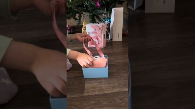 Распаковка новогоднего подарка от деда Мороза???Светящиеся наушники и селфи фотоаппарат? смотреть онлайн