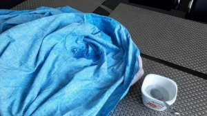 Как вывести желтые пятна от пота с белой и цветной одежды