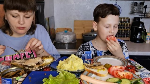 Mukbang И снова Здравствуйте ?️?Ваня приготовил обед для мамы смотреть онлайн