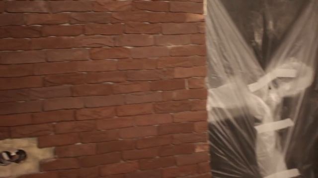 Покраска потолка и стены под кирпич.