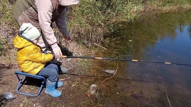 Копаем червей.Идем на рыбалку. На озере лебеди. смотреть онлайн