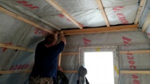 Обшиваем мансарду панелями. Незваный гость.