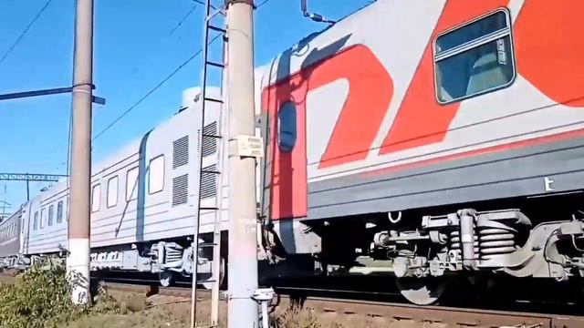 Эксклюзив! Электровоз ЭП20 014 с разными вагонами. смотреть онлайн