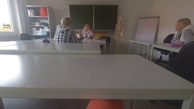 Беженцы в Германии, пошли на немецкий. Убрали територию, и сходили в кафе на гуляш по приглашению