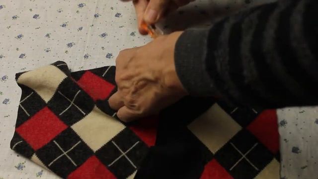 Не выбрасывайте обрезки трикотажа. Эксклюзивный способ пошива носков. смотреть онлайн