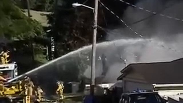 Fire truck monitor fighting house fire смотреть онлайн