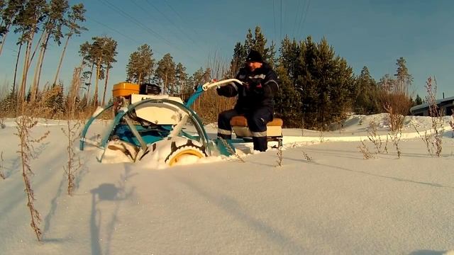 Самодельный мотобуксировщик из мотоблока Нева на двойных колесах смотреть онлайн