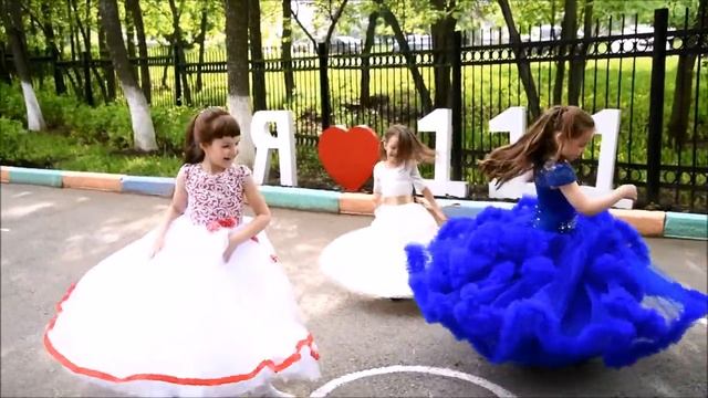 Девочки кружатся в пышных платьях - головокружительное видео смотреть онлайн