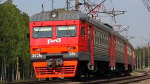 ЭТ2М-089 сообщением Нижний Тагил — Каменск-Уральский делает остановку на о.п. Строитель