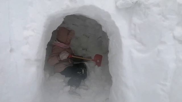 Строю замок из снега. смотреть онлайн