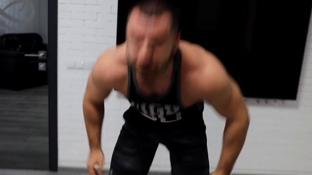 Как Накачать Мощные ПЛЕЧИ ДОМА с гантелями !? смотреть онлайн