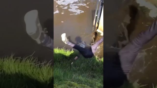 С друганами прыгали через речку. Я упал😕