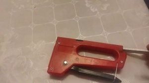 Степлер строительный, как установить скобы