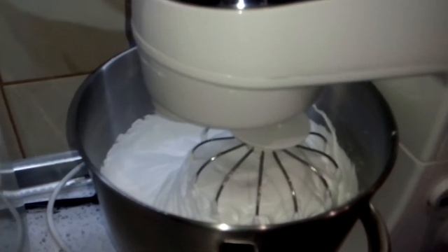 Кухонный комбайн взбивает белки смотреть онлайн