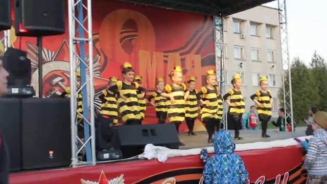 Танец "Пчелки" на празднике Великой Победы, эстрадная студия "Банана", Нижний Новгород смотреть онлайн