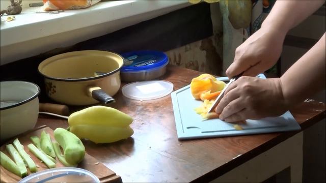 Складой нож на кухне Folding knife in a kitchen смотреть онлайн