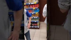 Магазин семья не принимает порванную купюру