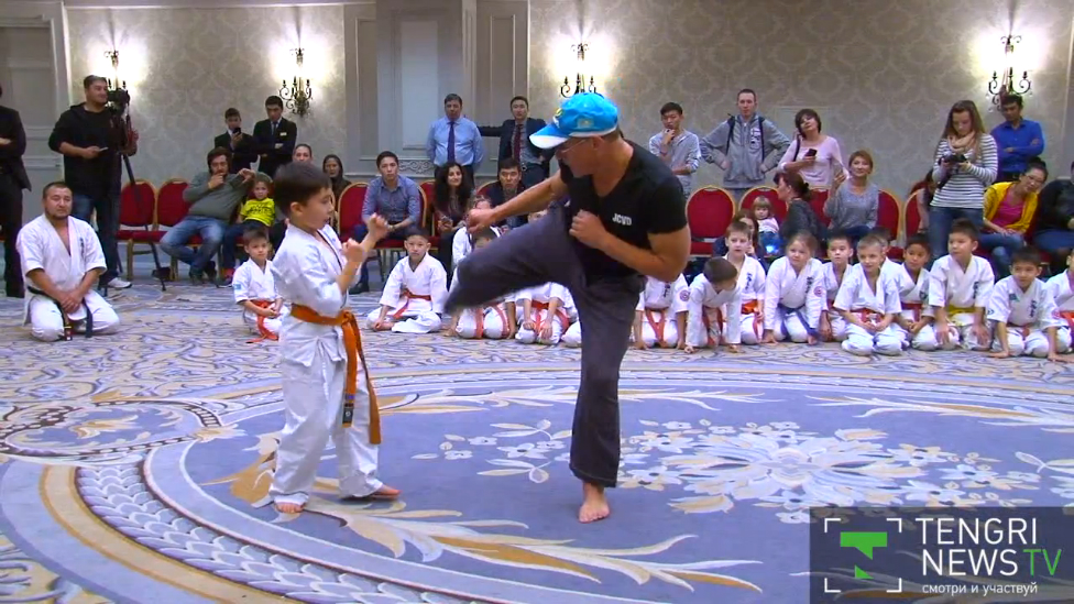 Алматинские каратисты отработали удары на Жан-Клоде Ван Дамме смотреть онлайн