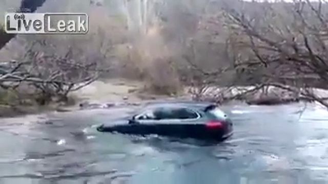 Idiot try out a Porsche Cayenne in the river смотреть онлайн