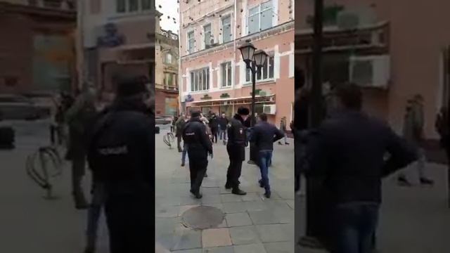 Сторонники Усатого у посольства Молдовы в Москве смотреть онлайн