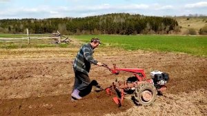 нарезаю градки мотоблокам мтз 09 под картофель.