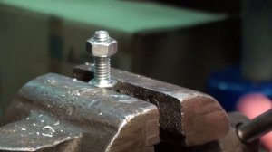 Откручивание гаек на фиксаторе.