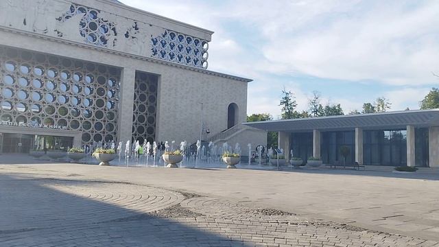 . Москва. Фонтаны у метро Воробьёвы горы_20230611_181730 смотреть онлайн