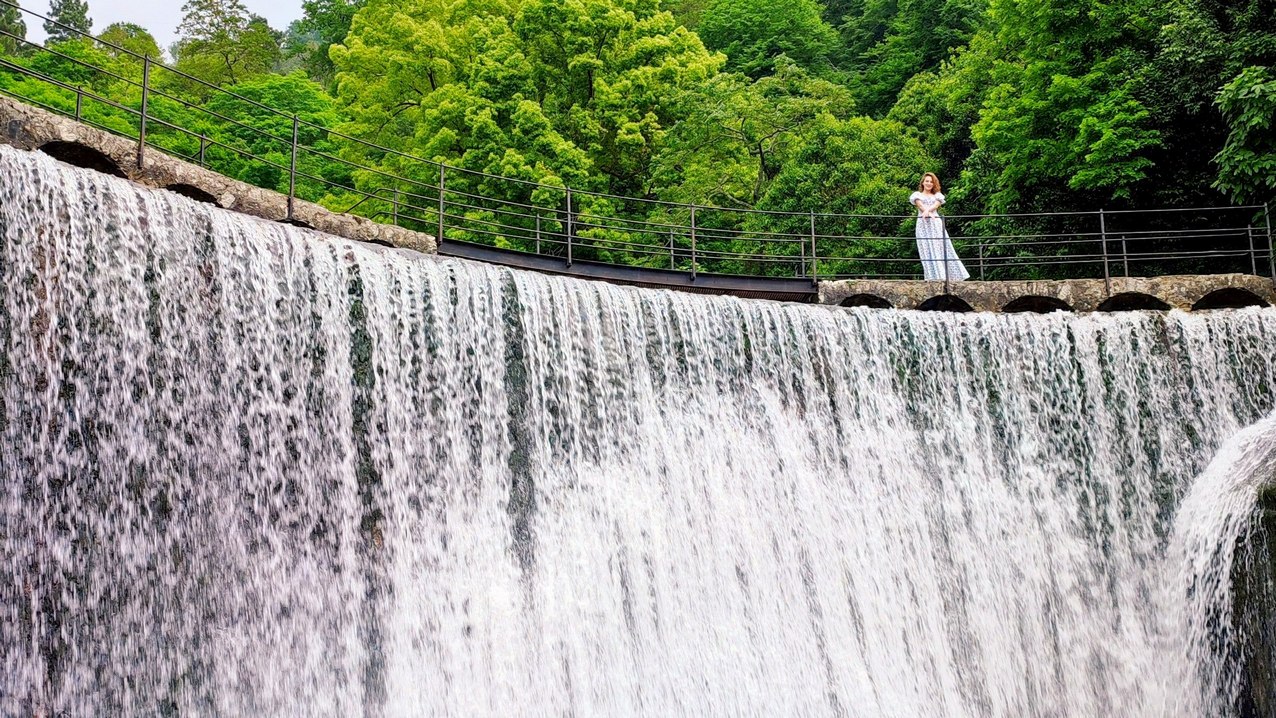 Танец у водопада - Абхазия Новый Афон смотреть онлайн