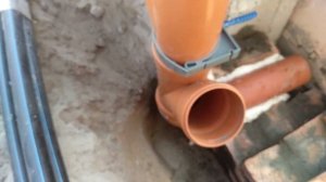 Прокладка гильз для электричества, воды и канализации под плитой перекрытия