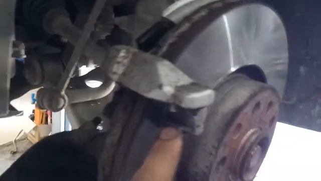 Volkswagen Tiguan ЗАМЕНА ПЕРЕДНИХ ТОРМОЗНЫХ КОЛОДОК С ДАТЧИКАМИ ИЗНОСА. смотреть онлайн