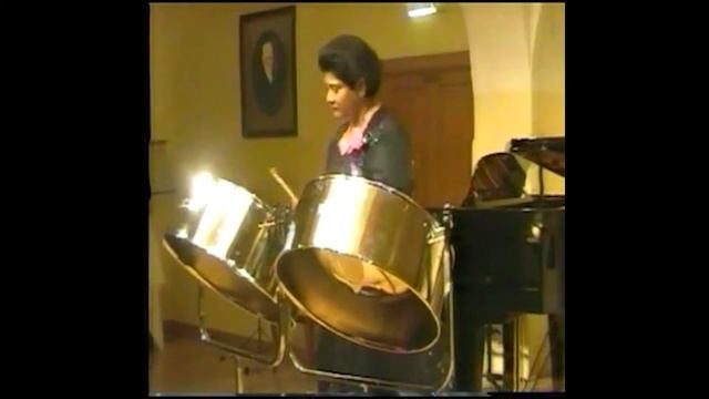 Dr. Prashanthi Mendis playing "Ganga Addara" on the Caribbean Steel Drums, in Vienna, Austria. смотреть онлайн
